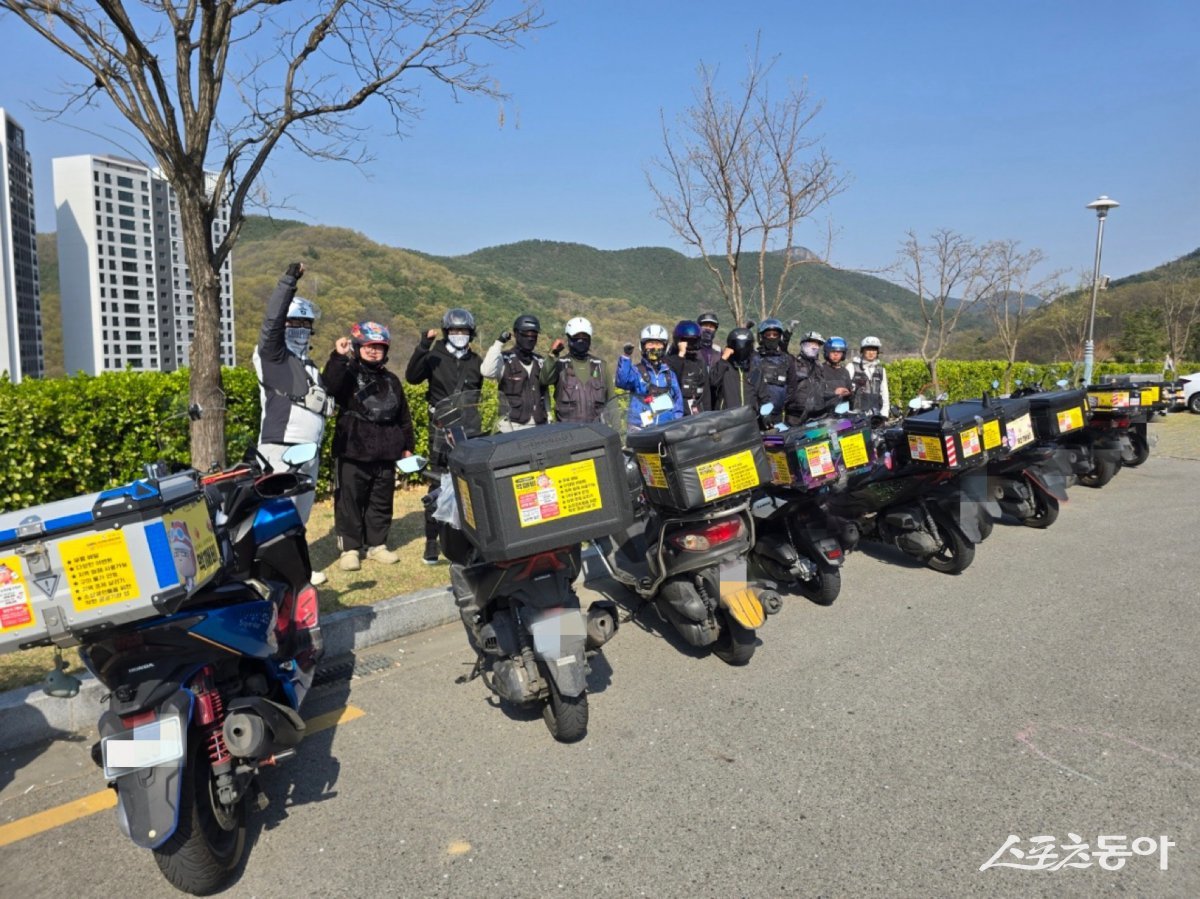 구미시 공공배달앱 ‘먹깨비’가 누적 매출 120억원, 누적 주문 50만 건을 돌파했다. 사진은 먹깨비 배달기사들이 기념촬영을 하고 있다. 사진제공ㅣ구미시