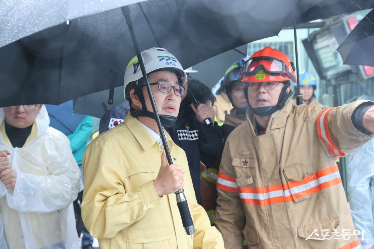 2박 4일간의 긴급 미국 출장을 마치고 귀국한 김동연 경기도지사가 인천공항 도착 직후 광명시 신안산선 복선전철 공사장 구조물 붕괴 사고 현장을 긴급 방문했다. 사진제공|경기도