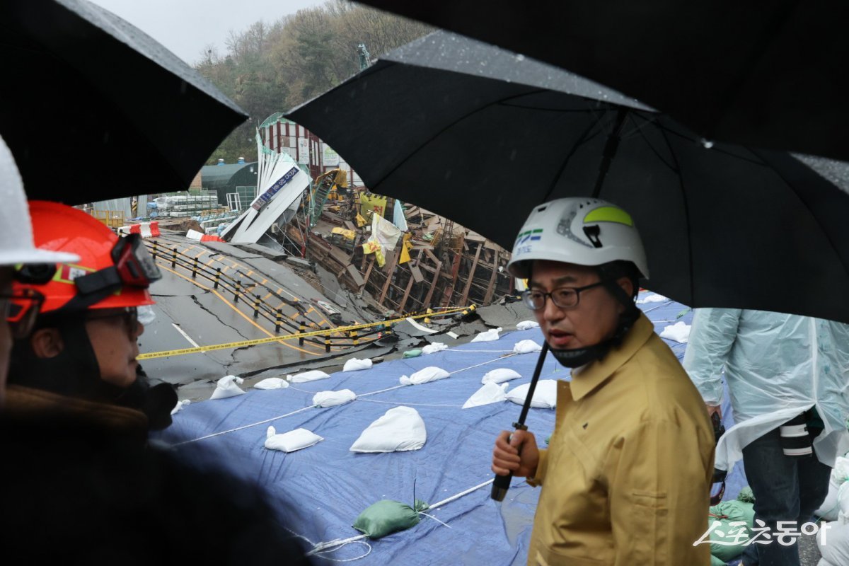 2박 4일간의 긴급 미국 출장을 마치고 귀국한 김동연 경기도지사가 인천공항 도착 직후 광명시 신안산선 복선전철 공사장 구조물 붕괴 사고 현장을 긴급 방문했다. 사진제공|경기도