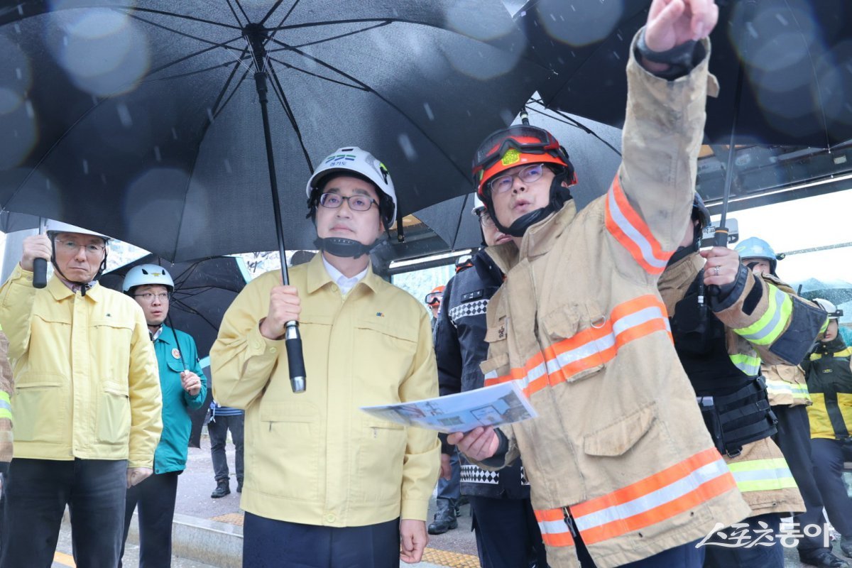 2박 4일간의 긴급 미국 출장을 마치고 귀국한 김동연 경기도지사가 인천공항 도착 직후 광명시 신안산선 복선전철 공사장 구조물 붕괴 사고 현장을 긴급 방문했다. 사진제공|경기도