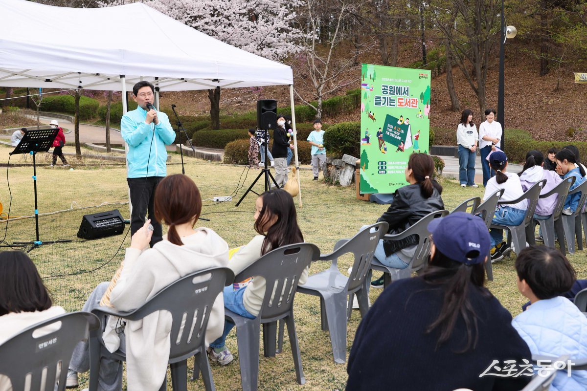 지난 12일 용인특례시 기흥구 신갈동에 있는 만골근린공원 광장에서 열린 공원에서 즐기는 도서관 행사 모습. 사진제공｜용인시