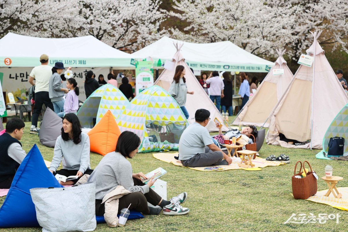 지난 12일 용인특례시 기흥구 신갈동에 있는 만골근린공원 광장에서 열린 공원에서 즐기는 도서관 행사 모습. 사진제공｜용인시