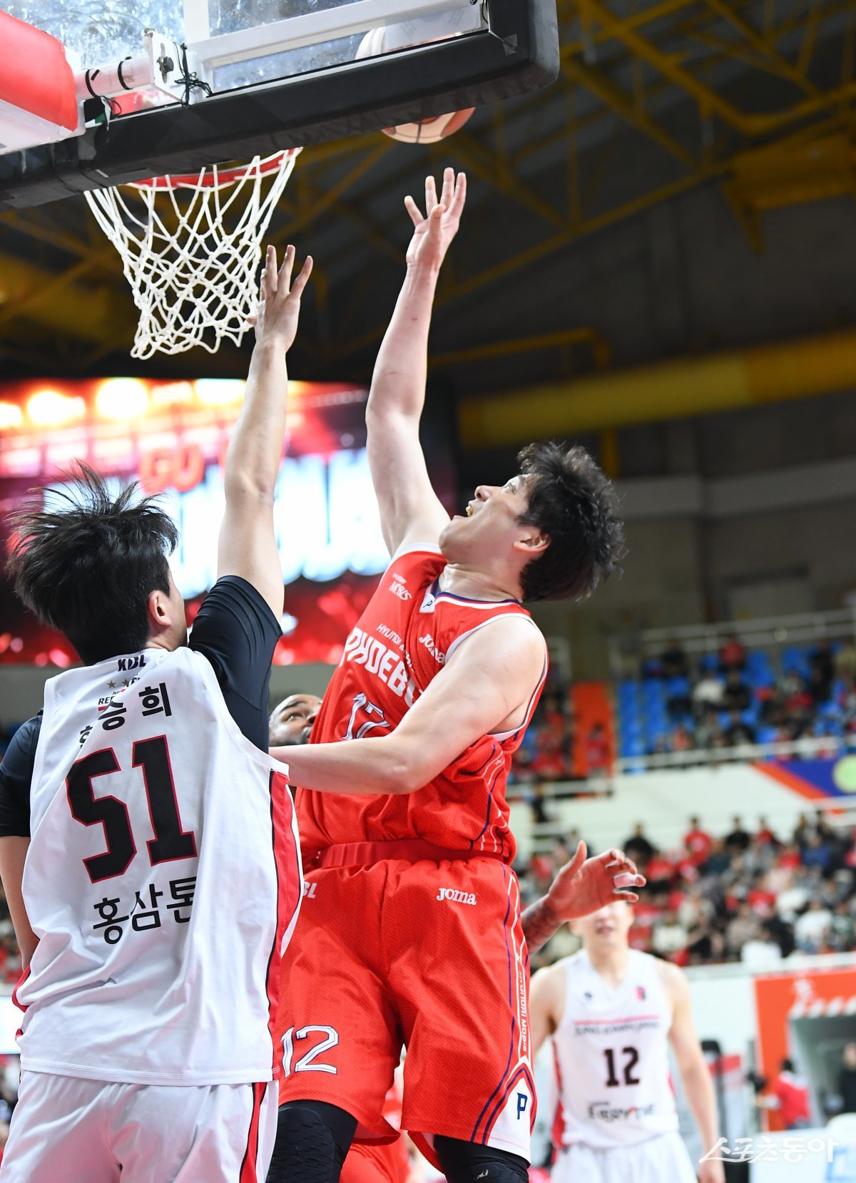 현대모비스 함지훈(오른쪽)이 13일 울산 동천체육관에서 열린 정관장과 6강 PO 1차전 도중 골밑 공격을 시도하고 있다. 경기 막판 함지훈이 결정적인 리바운드를 연속 잡아낸 현대모비스가 정관장을 꺾고, 먼저 1승을 수확했다. 사진제공｜KBL