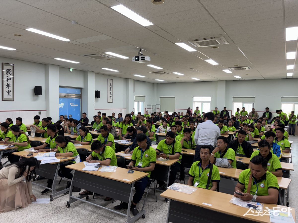  라오스에서 선발된 외국인 계절근로자 138명이  농업기술센터에서 건강검진과 마약검사 등 필수 절차가 일괄적으로  법무부 지정 병원이 출장 형태로 센터에 방문해 검사를 했다. 사진제공ㅣ양주시