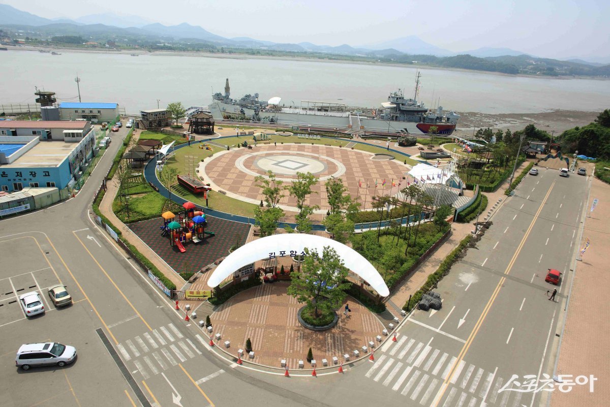 1코스 관광코스 대명항 함상공원. 사진제공ㅣ경기도북부청