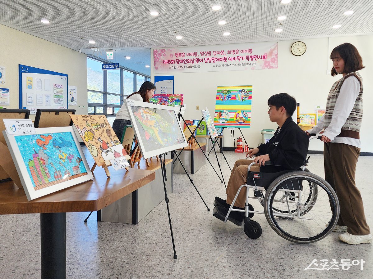 한마음스포츠센터 2층 휴게공간 발달장애아동 예비작가 특별전시회 현장 전경. (사진제공=부산시설공단)