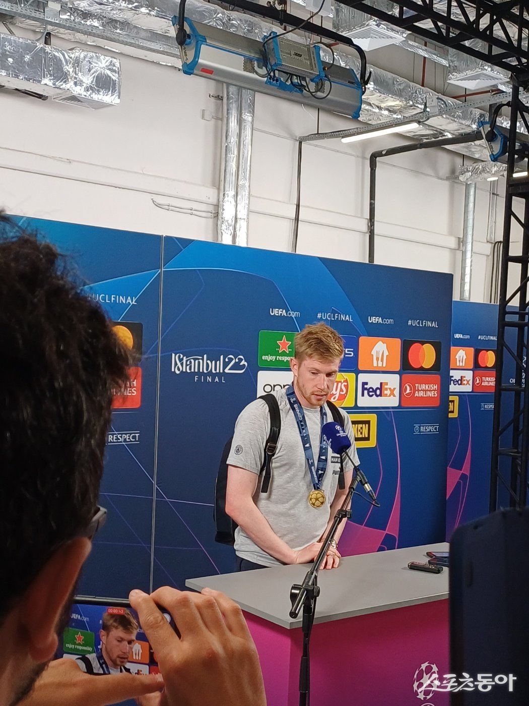 이번 시즌을 끝으로 맨체스터 시티를 떠나게 될 케빈 데 브라위너의 차기 행선지를 놓고 수많은 추측이 난무하고 있다. 최근엔 리버풀이 등장해 눈길을 끌었다. 2023년 6월 튀르키예 이스탄불에서 열린 UCL 파이널에서 우승한 뒤 믹스트존 인터뷰에 나선 모습. 스포츠동아DB