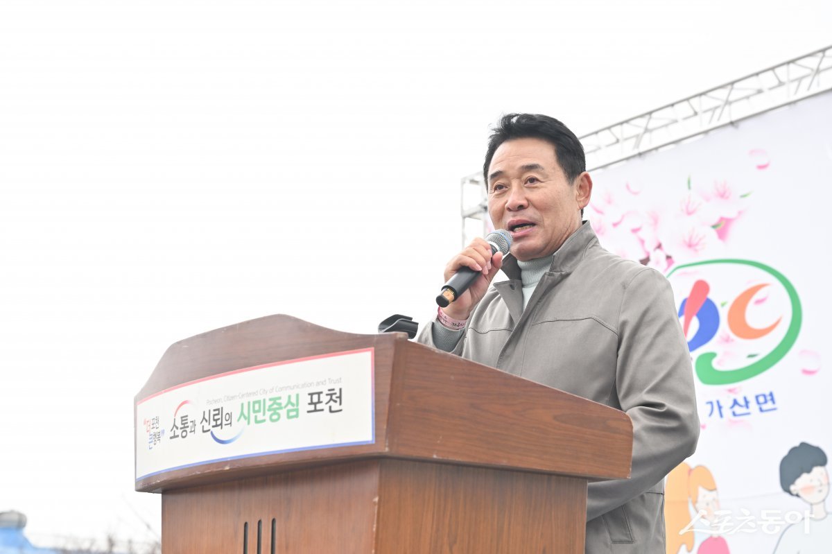 백영현 포천시장이 지난 13일 가산면 마전리 제11회 가산면민 가족사랑 가족건강 걷기대회에서 축사를 하고 있다. 사진제공ㅣ포천시