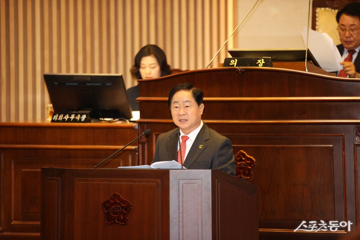 주광덕 시장이  14일 시의회에서  1,651억 원 규모의 올해 첫 추가경정예산안을 설명하고 있다. 사진제공ㅣ남양주시