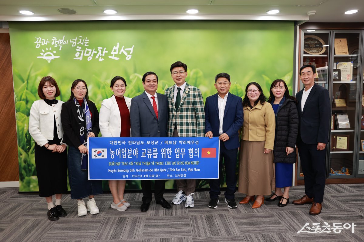 보성군–베트남 박리에우성, 계절근로자 송출 본격 추진_ 지난 11일, 보성군청을 방문한 베트남 박리에우성 후인 지 응웬 부위원장 일행과 김철우 군수가 기념 촬영을 하고 있다. 가운데 빨간색 넥타이 베트남 박리에우성 인민위원회 후인 지 응웬 부위원장, 오른쪽 녹색 넥타이 보성군수 김철우. 사진제공=보성군