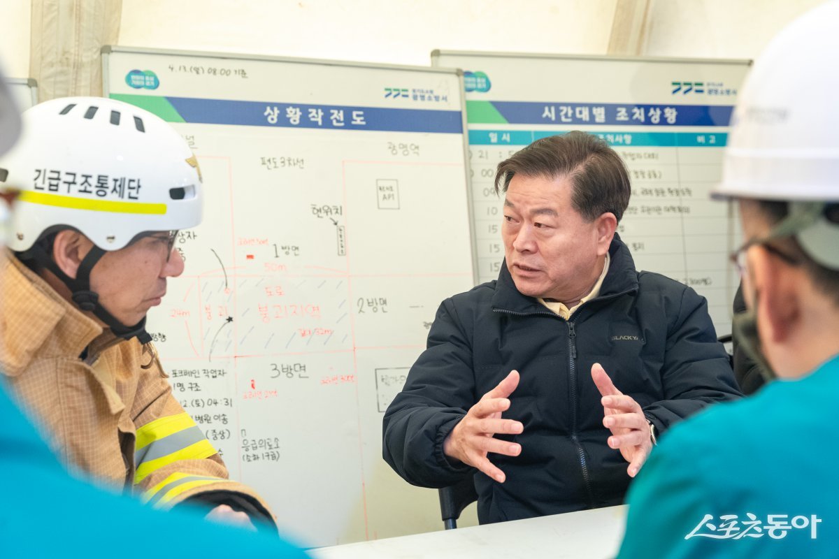 박승원 광명시장이 지난 13일 오전 신안산선 5-2공구 붕괴 사고현장에서 열린 대책회의에서 긴급구조통제단과 구조작업에 대해 논의하고 있다. 사진제공|광명시