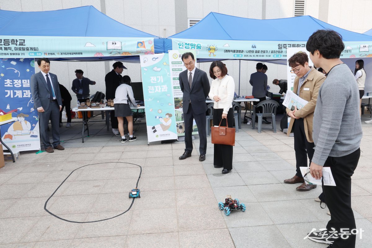 안성시와 경기도안성교육지원청이 공동 주관한 ‘안성맞춤 진로박람회’가 지난 4월 10일 안성맞춤아트홀 일원에서 성황리에 개최됐다. 사진제공｜안성시