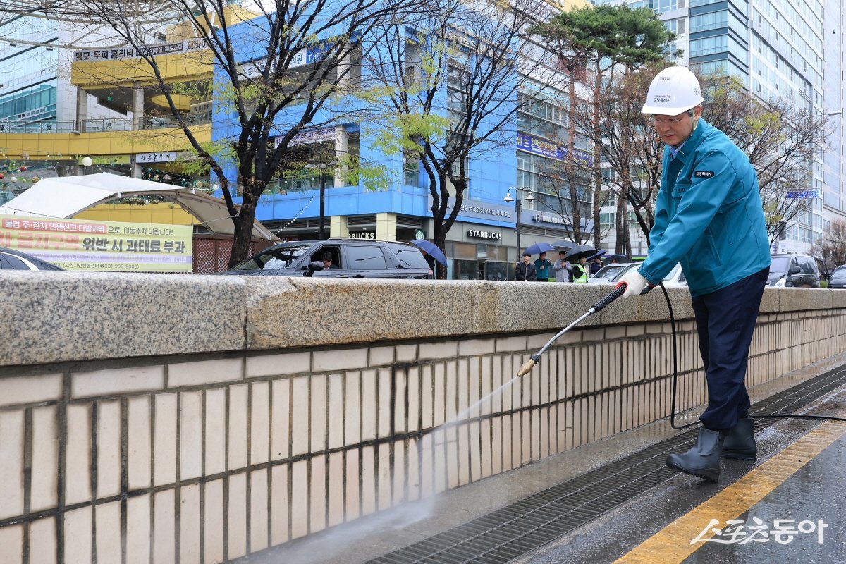 장항지하차도를 직접 세척하고 있는 이동환 고양특례시장.  사진제공ㅣ고양시