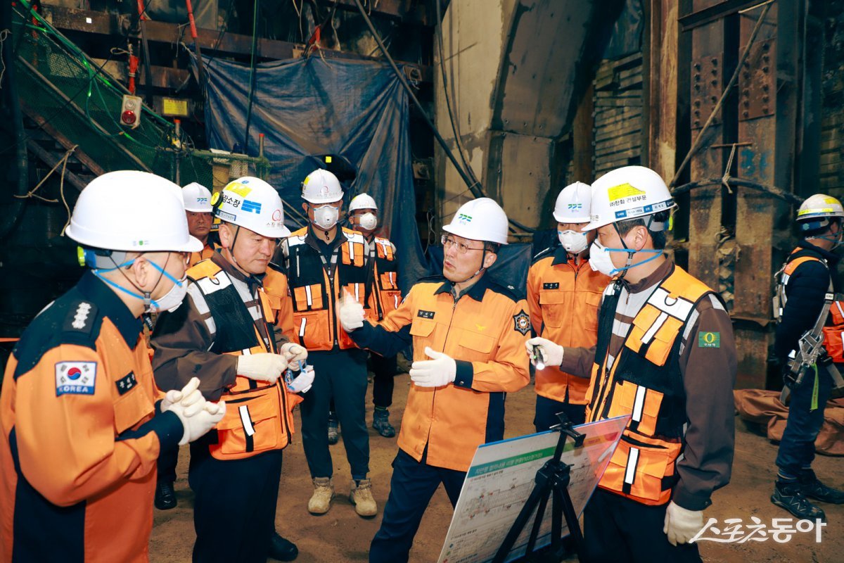 강대훈 신임 경기도북부소방재난본부장(가운뎨)이 14일 취임 첫 공식 일정으로 도봉산~옥정 광역철도 안전점검을 하고 있다.  사진제공ㅣ경기도북부청