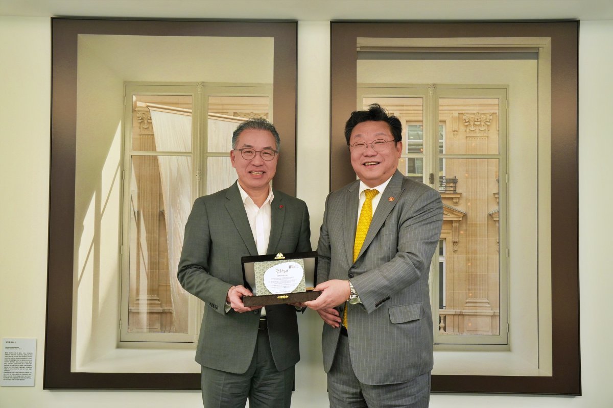 저출산 극복을 위한 롯데백화점의 행보가 이목을 끈다. 감사패 수여식 후 기념 촬영을 하고 있는 정준호 롯데백화점 대표(왼쪽)와 주형환 저출산고령사회위원회 부위원장. 사진제공｜롯데백화점