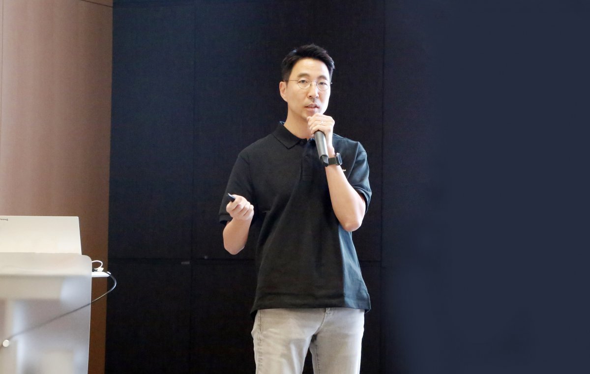 두산로보틱스 김민표 대표가 전 임직원이 모인 타운홀 미팅 자리에서 회사의 방향성과 비전에 대해 공유하고 있다. 사진제공 ｜두산로보틱스