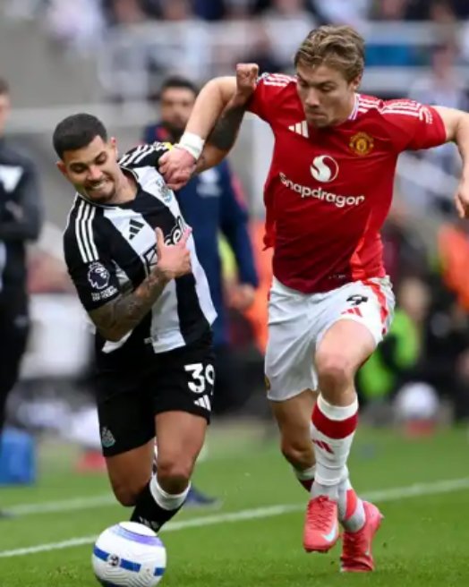 맨체스터 유나이티드 공격수 라스무스 호일룬(오른쪽)이 14일(한국시간) 뉴캐슬과 원정경기에서 브루노 기마랑이스와 공을 다투고 있다. 사진출처|맨체스터 유나이티드 홈페이지