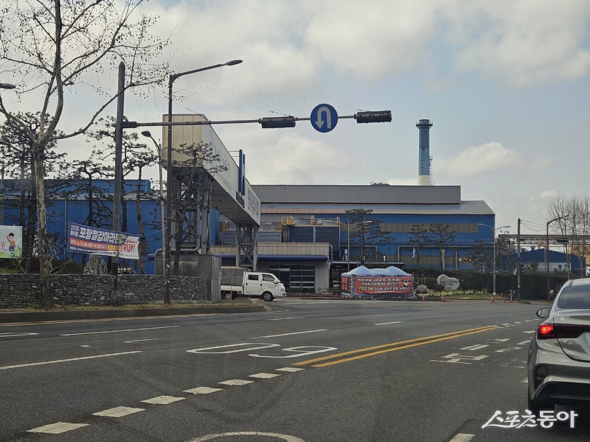 현대제철 노사가 2024 임단협을 타결했으나 노사 모두에게 아픈 상처만 남겼다는 지적이다. 사진은 현대제철 포항공장 앞 정문에 설치된 노조 농성천막. 사진ㅣ김명득 기자