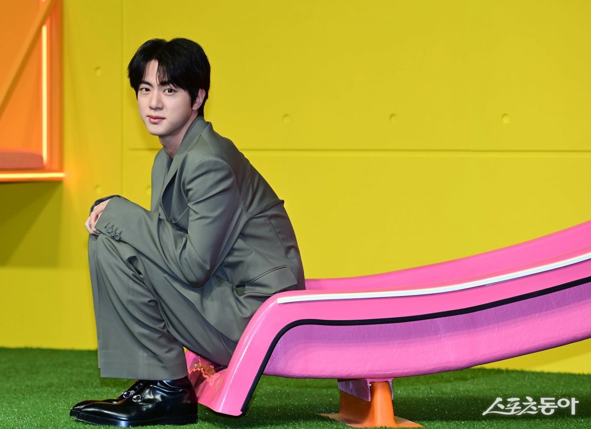 BTS 진이 15일 서울 종로구 JW메리어트동대문스퀘어에서 열린 넷플릭스 리얼리티 프로그램 ‘대환장 기안장’ Part2 ‘절찬리 영업중‘ 기자간담회에서 포즈를 취하고 있다.  주현희 기자 teth1147@donga.com
