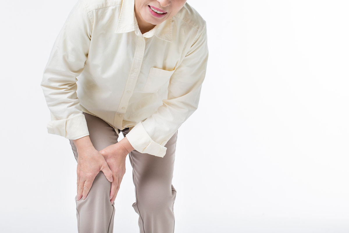 나들이철인 봄이 되면 퇴행성 관절염 같은 관절염 환자가 늘어난다. 반복되는 무릎 통증을 노화의 자연스러운 현상으로 여겨 방치하거나 통증 완화를 위해 파스를 붙이거나 찜질을 하는 등 자가 치료만 진행하다 조기 치료 시기를 놓치는 경우가 많다 사진제공|바른세상병원