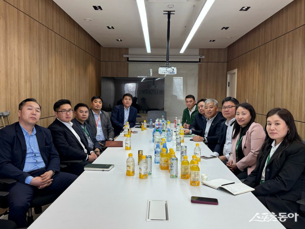고흥군이 지난 9일부터 12일까지 3박 4일간 몽골 울란바토르를 방문해, 현지 유통 및 음료 제조업체들과의 전략적 협의를 마치고 기념촬영을 하고 있다. 사진제공=고흥군