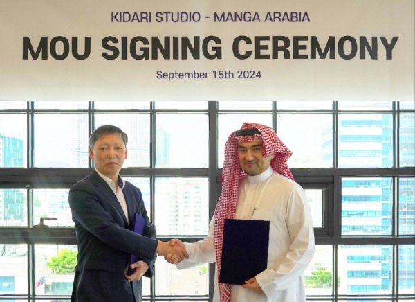 한국의 키다리 스튜디오 허흥범 대표(왼쪽)와 사우디의 망가 아라비아 에삼 부카리 대표가 지난해 업무협약을 체결하는 모습. 사진제공ㅣ망가 아라비아