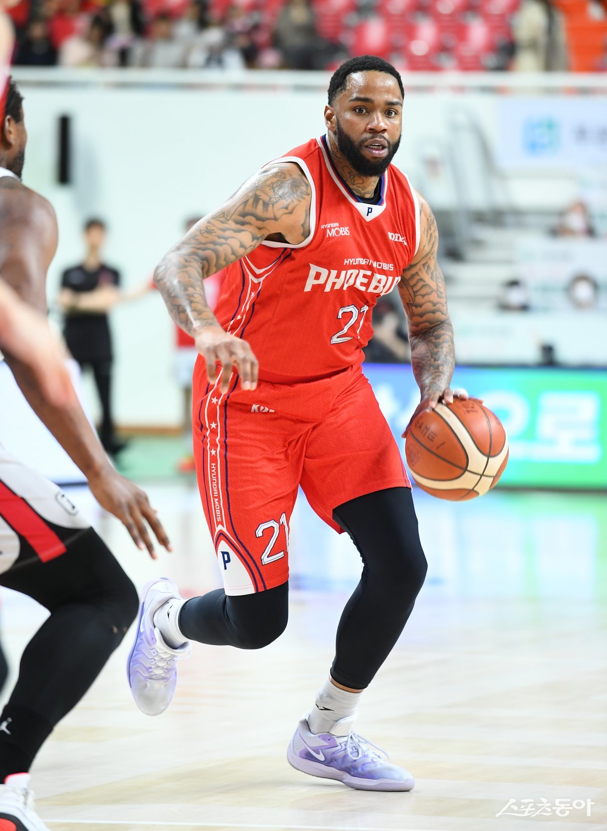 현대모비스 숀 롱(오른쪽)이 15일 울산 동천체육관에서 열린 정관장과 6강 PO 2차전에서 돌파를 시도하고 있다. 숀 롱은 2쿼터에만 9점을 넣어 현대모비스가 2쿼터까지 43-28로 앞서는데 중요한 역할을 했다. 사진제공｜KBL