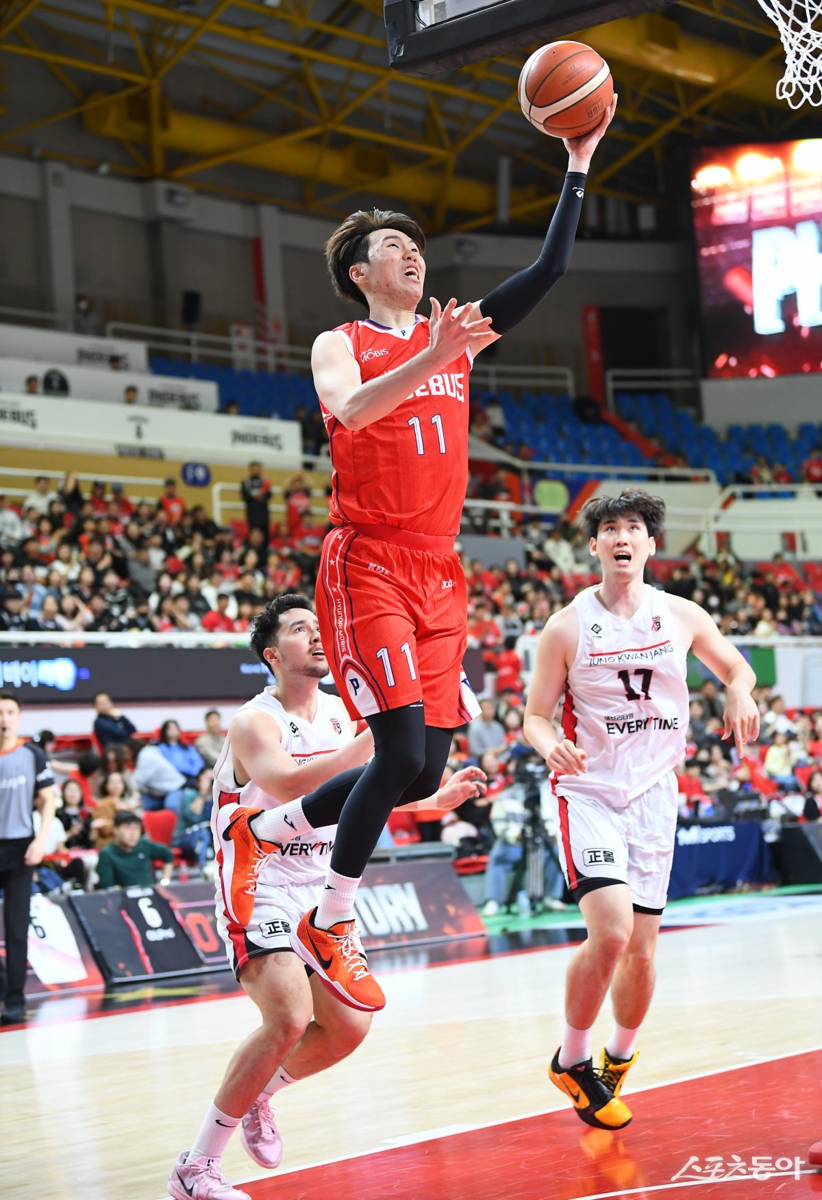 현대모비스 이우석(가운데)이 15일 울산 동천체육관에서 열린 정관장과 6강 PO 2차전에서 레이업슛을 시도하고 있다. 출전 선수들이 고르게 활약한 현대모비스가 2연승을 거두고, 4강 PO 진출에 1승만을 남겼다. 사진제공｜KBL