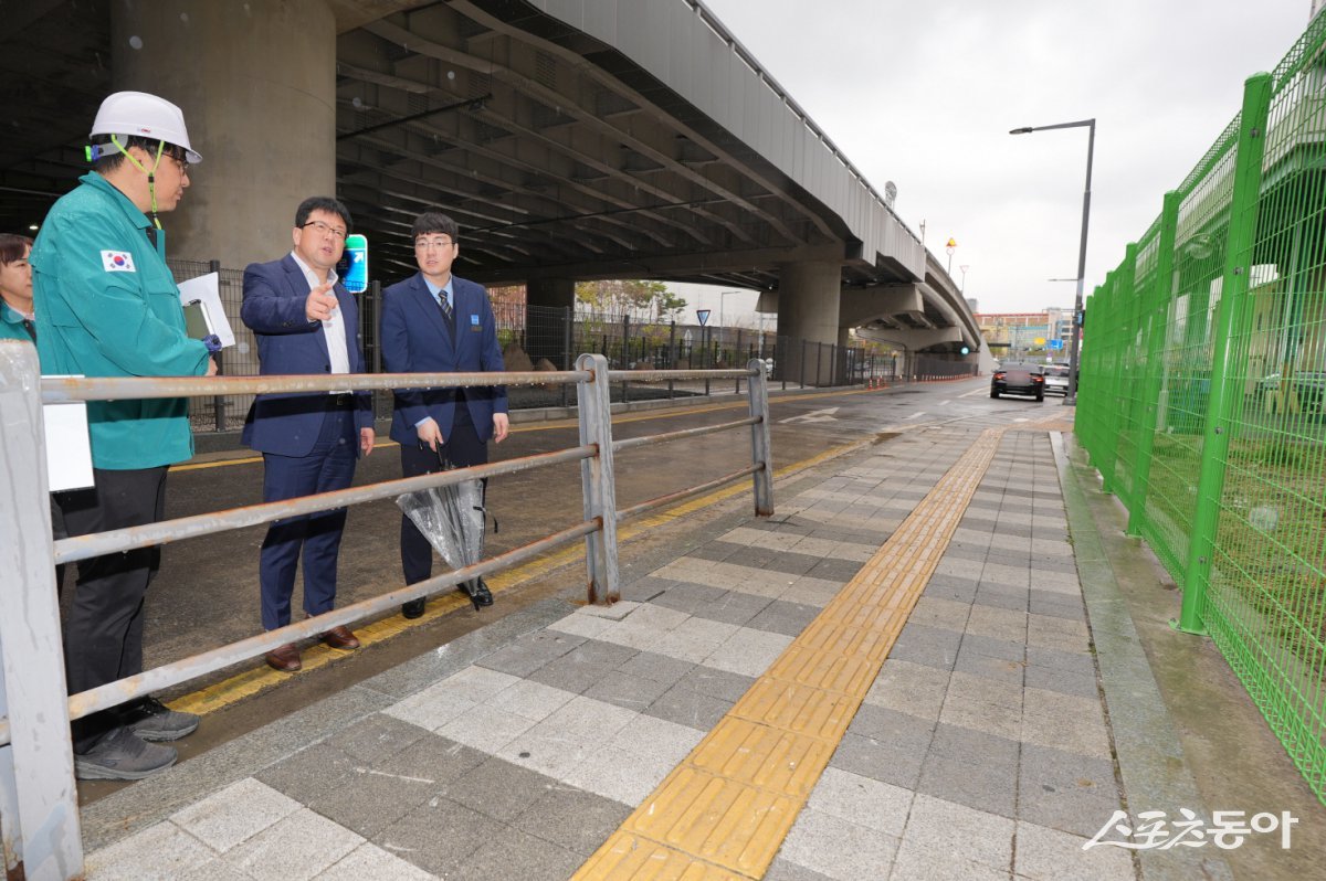 김현수 제1부시장이 수원역환승센터 주변을 점검하고 있다. 사진제공｜수원시