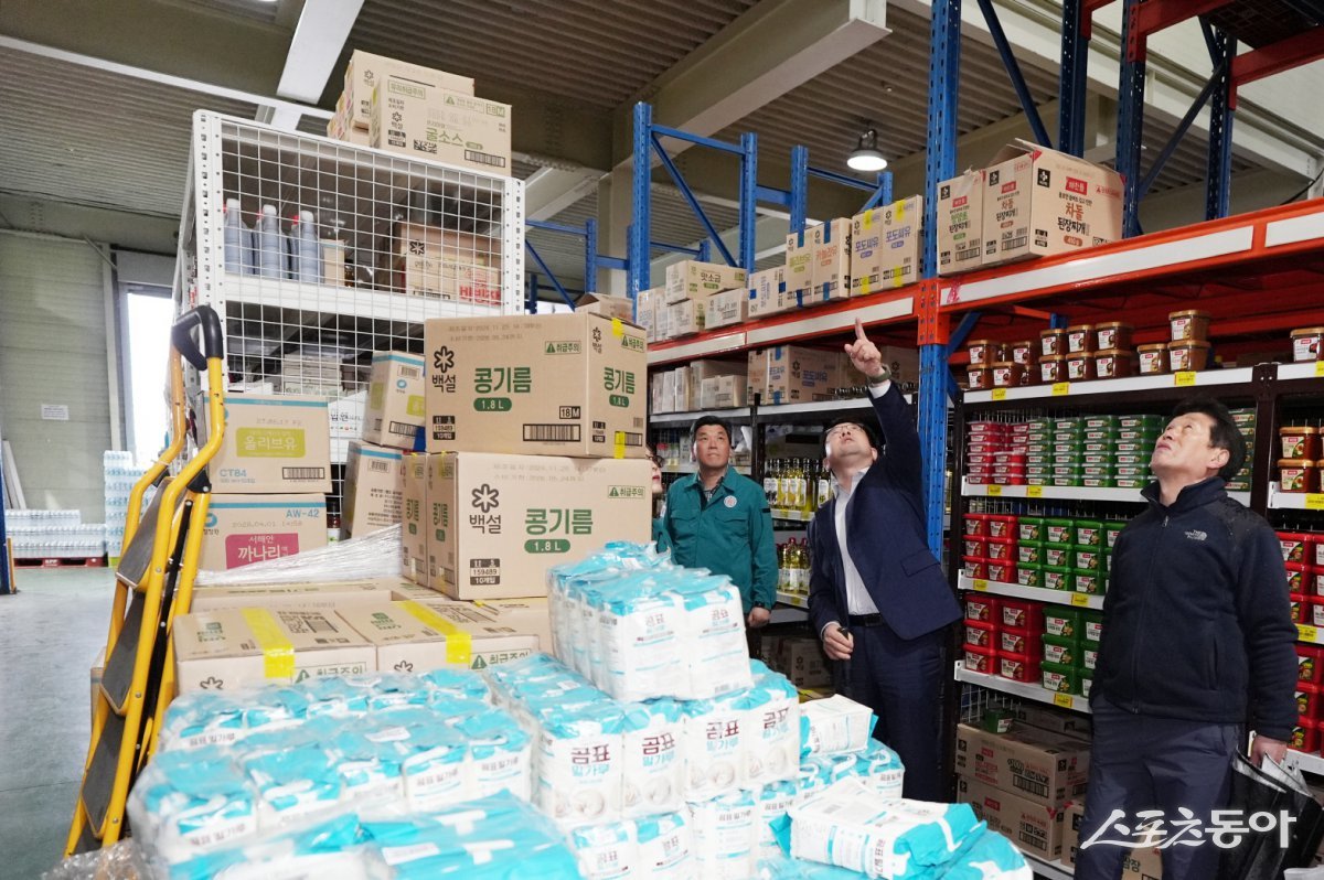 김현수 제1부시장이 수원중소유통공동도매센터를 점검하고 있다. 사진제공｜수원시