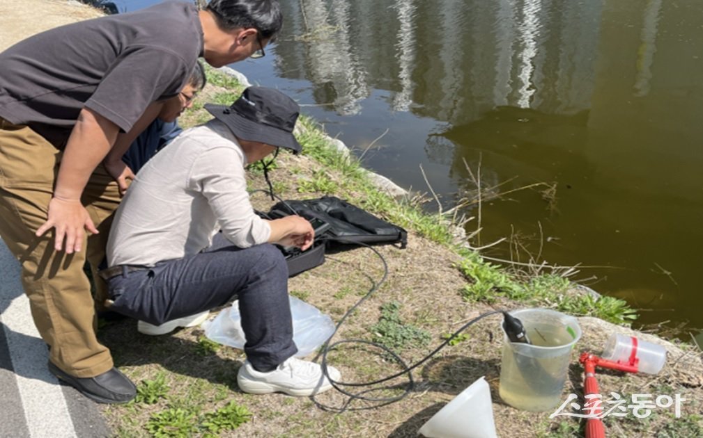 공지천 수질조사 모습. 사진제공｜강원도