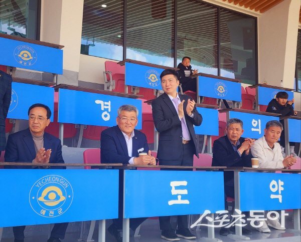 유승민 대한체육회장이 예천스타디움을 방문해 전국 육상경기대회 출전 선수들을 응원하면서 박수를 치고 있다. 사진제공 ㅣ 예천군