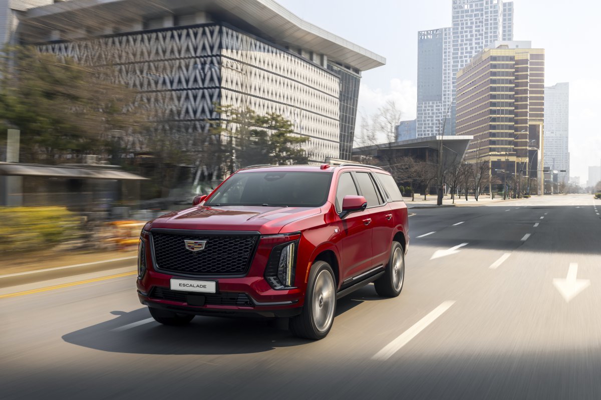 더 뉴 에스컬레이드는 최고출력 426마력의 6.2L V8 가솔린 엔진과 마그네틱 라이드 컨트롤, 어댑티브 에어 서스펜션이 조화를 이뤄 정숙하면서도 강력한 퍼포먼스를 제공한다.  사진제공｜GM