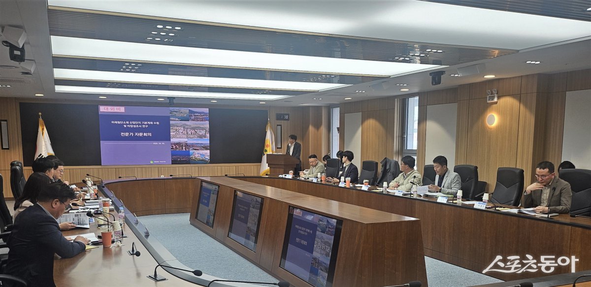 최근 동부지역본부에서 열린 미래첨단소재 국가산단 자문회의. 사진제공=전남도