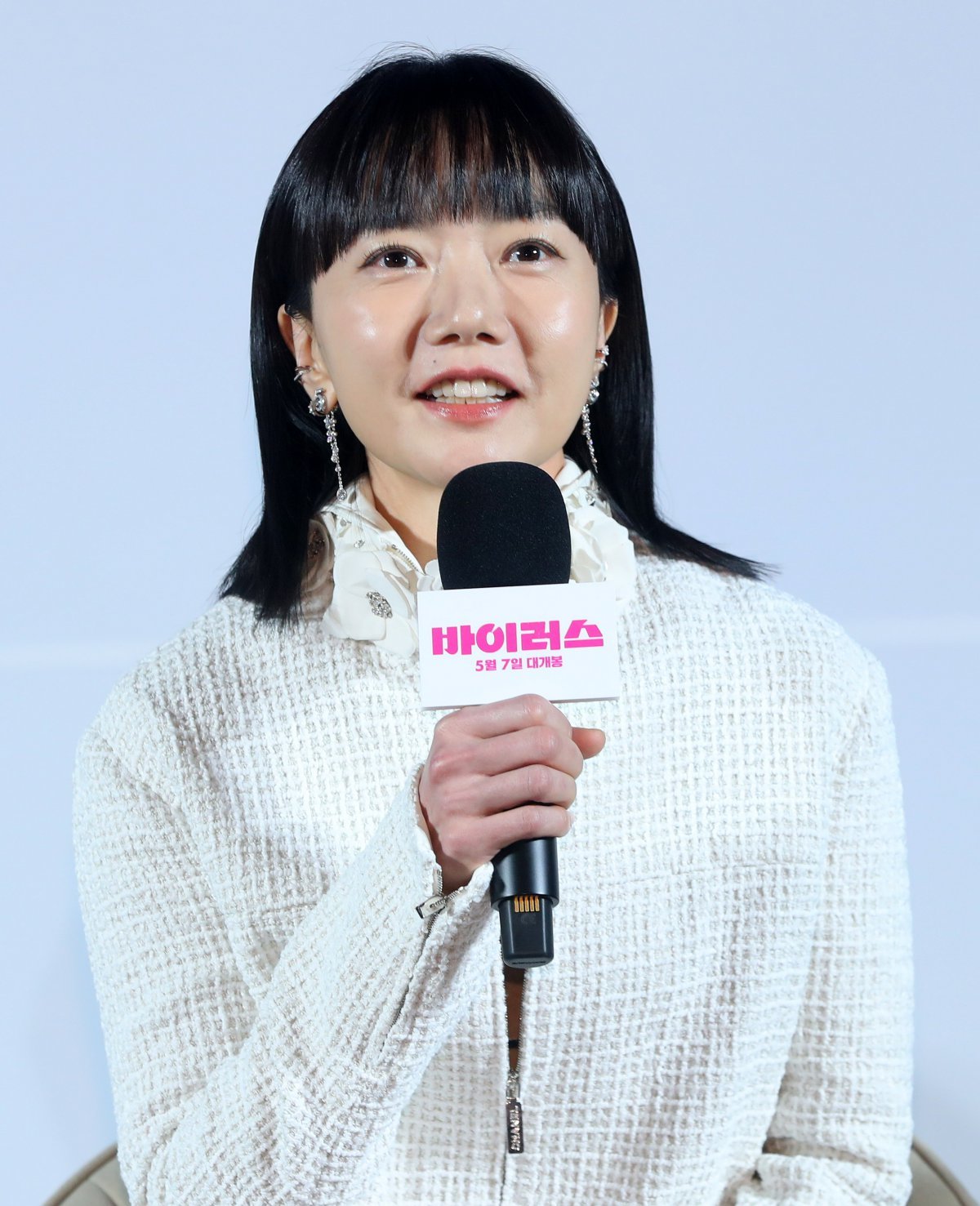 [서울=뉴시스] 김혜진 기자 = 배우 배두나가 16일 오전 서울 강남구 메가박스 코엑스에서 열린 영화 ‘바이러스’(감독 강이관) 제작보고회에서 인사말을 하고 있다.  ‘바이러스’는 이유 없이 사랑에 빠지는 치사율 100% 바이러스에 감염된 택선이 모쏠 연구원 수필, 오랜 동창 연우, 그리고 치료제를 만들 수 있는 유일한 전문가 이균까지 세 남자와 함께하는 예기치 못한 여정을 그린 영화. 2025.04.16. jini@newsis.com