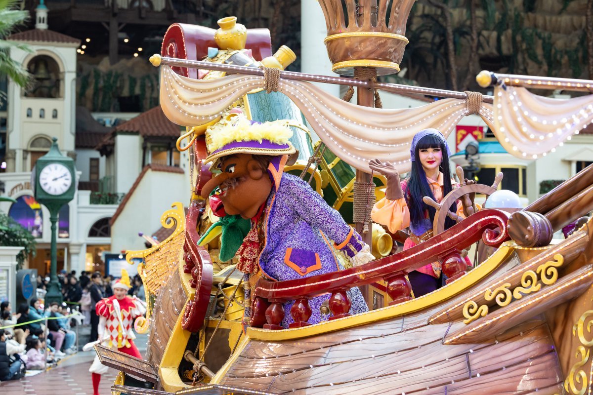 2009년부터 진행한 롯데월드 어드벤처의 인기 프로그램 ‘로티스 어드벤처 퍼레이드’의 스페인 해적선 2009년부터 진행한 롯데월드 어드벤처의 인기 프로그램 ‘로티스 어드벤처 퍼레이드’의 스페인 해적선