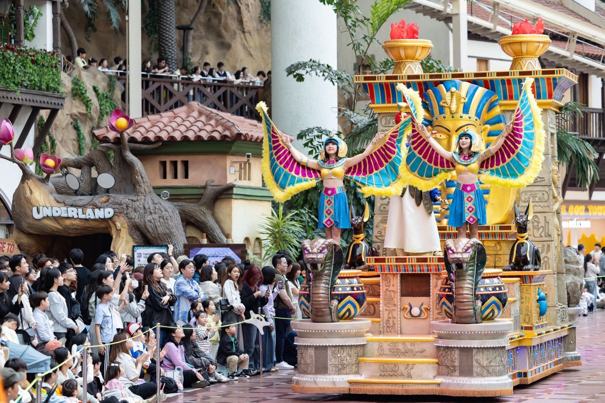 롯데월드 어드벤처의 대표 프로그램 중 하나인 ‘로티스 어드벤처 퍼레이드’의 파라오의 분노. 26일부터 음악과 안무, 의상을 새롭게 바꾼 리뉴얼 퍼레이드 ‘Let’s Play! 로티스 어드벤처 퍼레이드’를 선보인다 사진제공|롯데월드 어드벤처