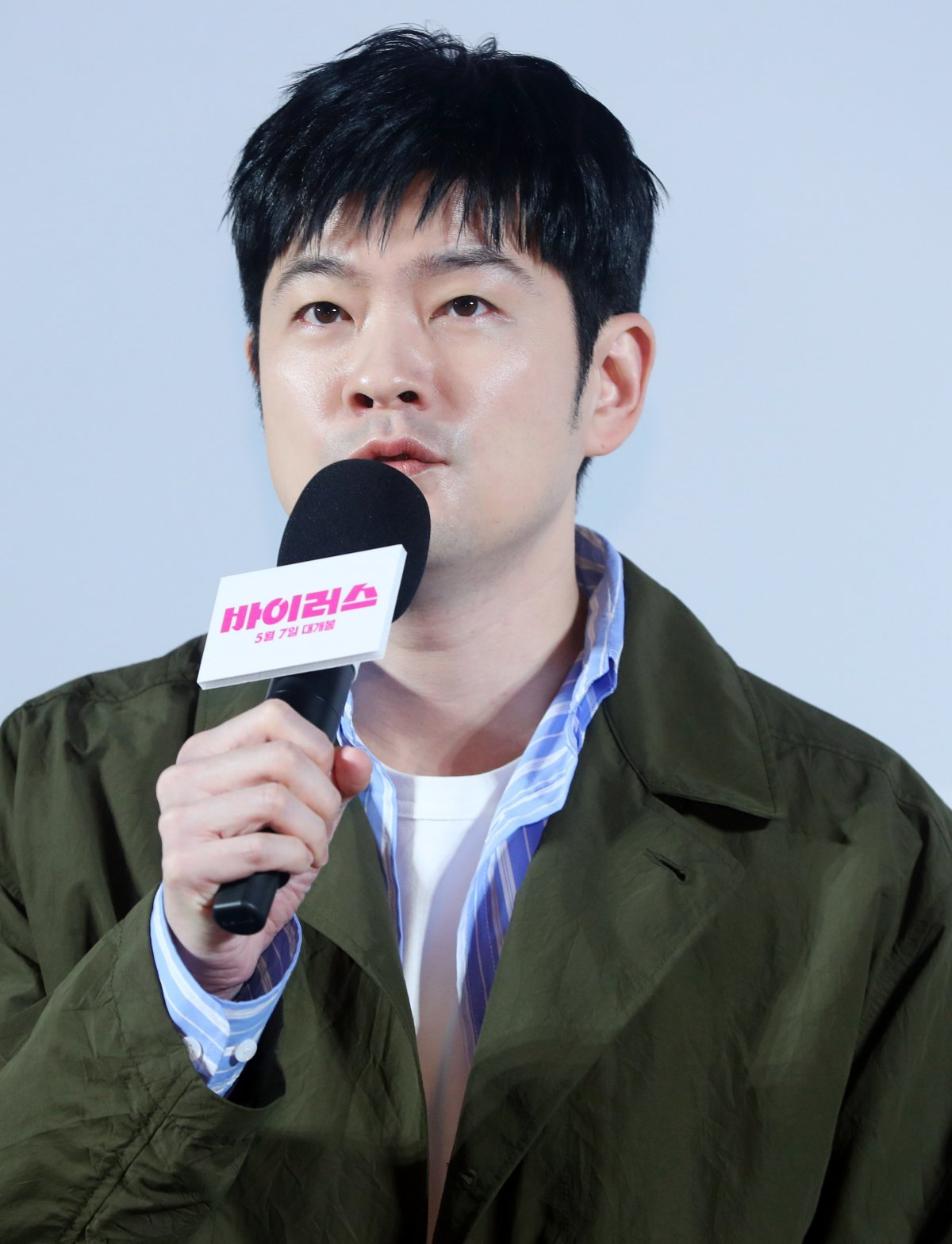 [서울=뉴시스] 김혜진 기자 = 가수 장기하가 16일 오전 서울 강남구 메가박스 코엑스에서 열린 영화 ‘바이러스’(감독 강이관) 제작보고회에서 인사말을 하고 있다.  ‘바이러스’는 이유 없이 사랑에 빠지는 치사율 100% 바이러스에 감염된 택선이 모쏠 연구원 수필, 오랜 동창 연우, 그리고 치료제를 만들 수 있는 유일한 전문가 이균까지 세 남자와 함께하는 예기치 못한 여정을 그린 영화. 2025.04.16. jini@newsis.com