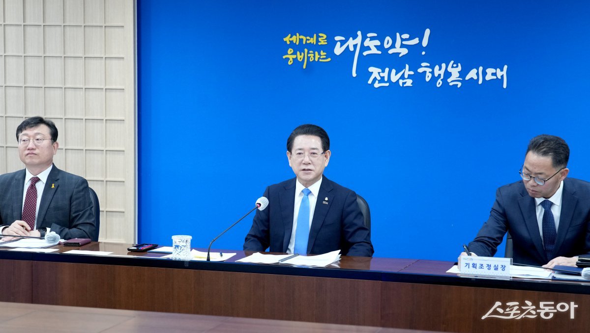 김영록 전라남도지사가 16일 오전 도청 서재필실에서 실국장 정책회의를 주재하고 있다. 사진제공=전남도