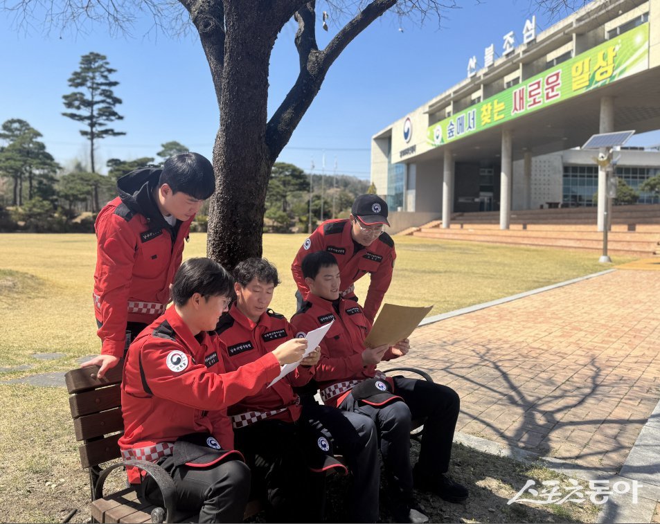 산불진화대원들이 초등생들이 보낸 손편지를 읽고 있다. 사진제공ㅣ산림청