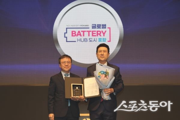 이강덕 포항시장이 16일 서울 신라호텔에서 열린 ‘2025 대한민국 대표브랜드 대상’ 시상식에서 ‘배터리 산업도시’ 부문 대상 수상 후 정종태 한경닷컴대표(왼쪽)와 기념촬영을 하고 있는 모습. 사진제공|포항시
