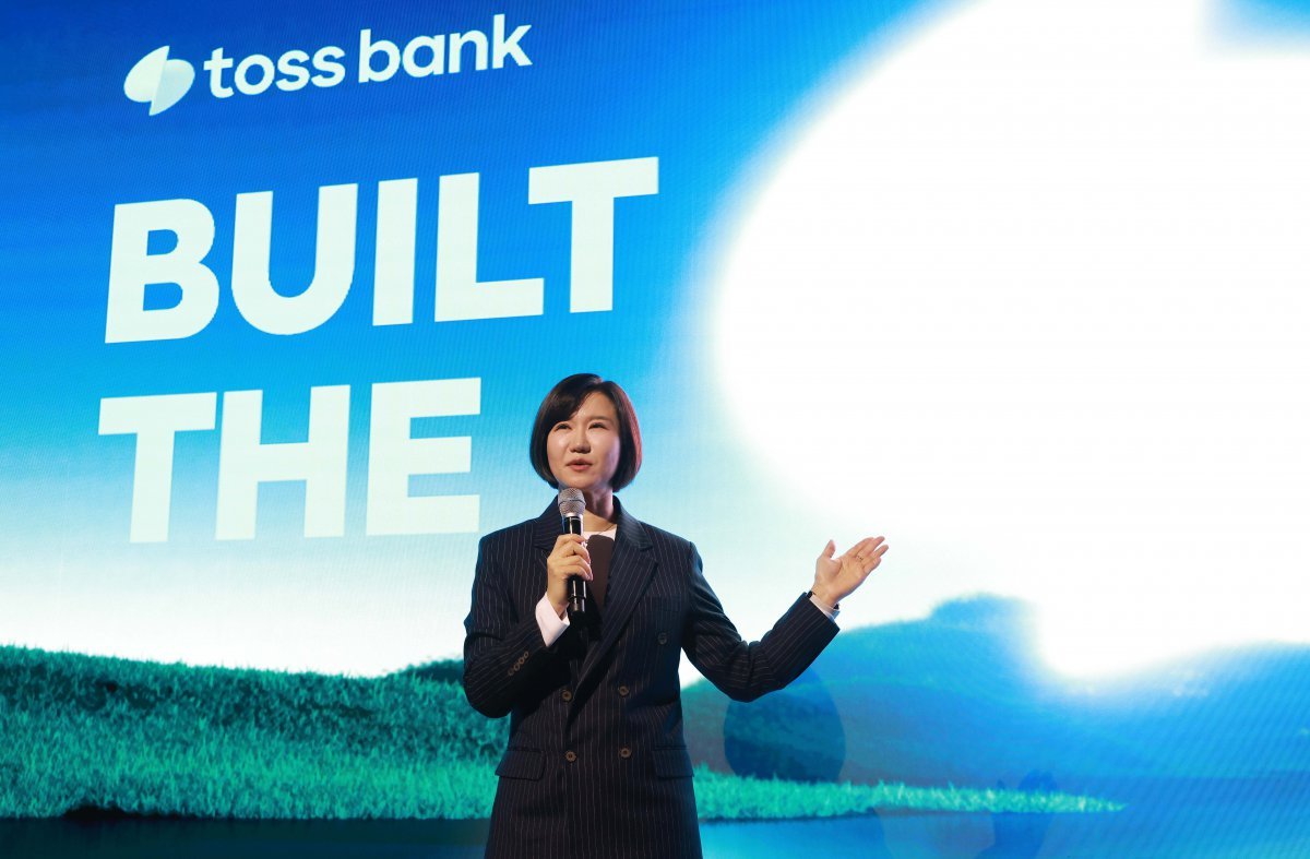 출범 3년 만에 연간 흑자를 달성한 토스뱅크가 ‘미래를 위한 준비를 마친 은행’을 선언했다. 기자간담회에서 중장기 전략을 밝히고 있는 이은미 토스뱅크 대표. 사진제공｜토스뱅크