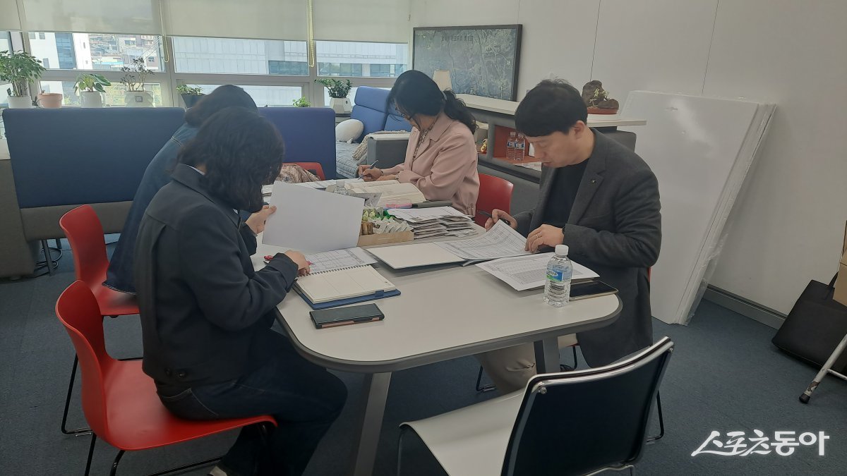 전주시는 16일 중증장애인생산품 우선구매율 1.1% 달성을 위해 39개 부서 회계담당자를 대상으로 중증장애인 생산품 구매 촉진 맞춤형 1:1 컨설팅을 실시하고 있다. 사진제공=전주시