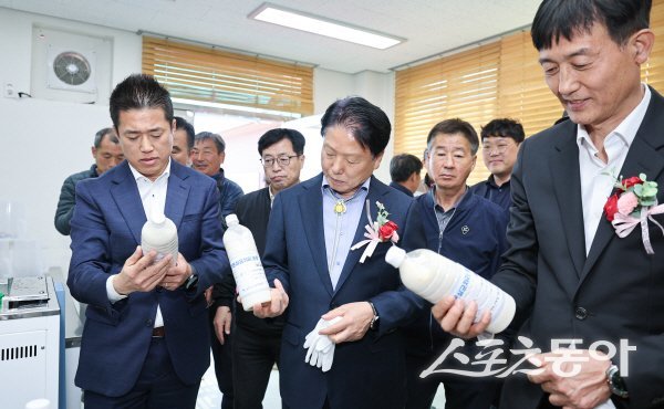 성주군 관계자들이 저온살균된 초유를 살펴보고 있다. 사진제공ㅣ성주군