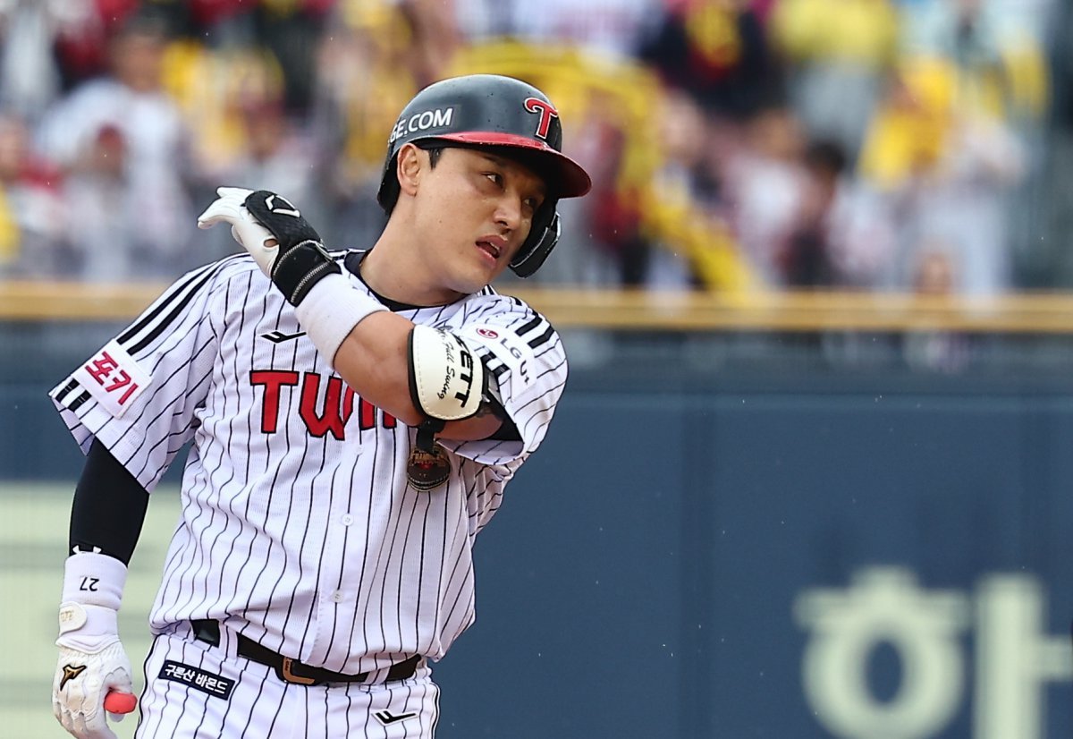 LG 박동원이 16일 잠실 삼성전에서 멀티 홈런을 터트렸다. 전날(15일) ‘팀 노히트노런’을 이끈 데 이어 이날은 화력쇼로 팬들에게 강렬한 인상을 남겼다. 뉴시스