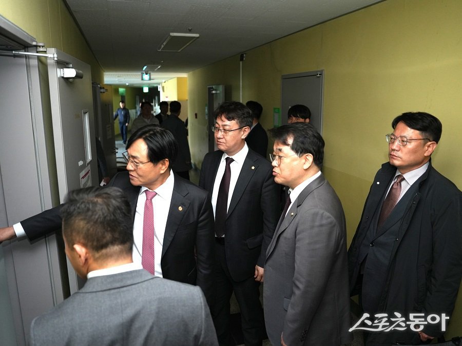 박용철 강화군수, 배준영 국회의원, 한승희 강화군의회 의장과 함께 고교 기숙사 화재 현장을 긴급 점검했다. 사진제공|강화군청