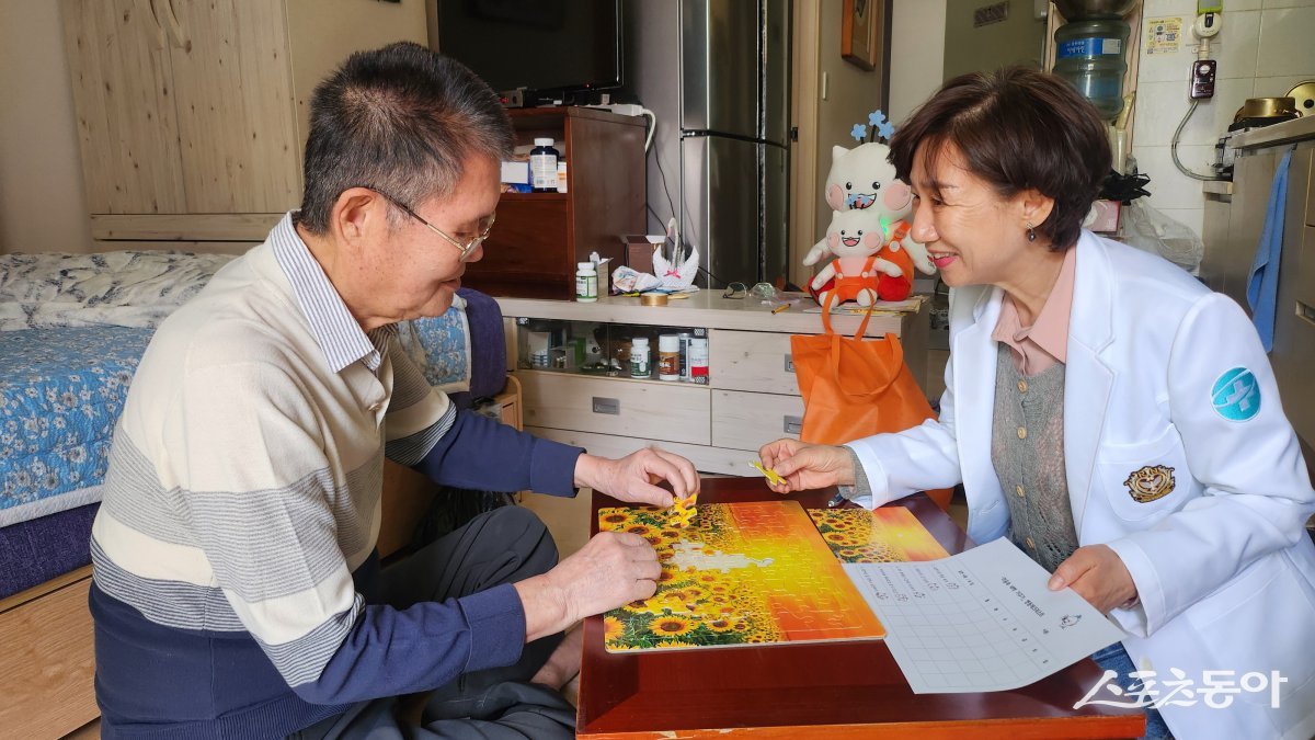 하남시 방문간호사가 독거 어르신과 함께 꽃그림 퍼즐을 맞추며 따뜻한 시간을 보내고 있다. 사진제공｜하남시