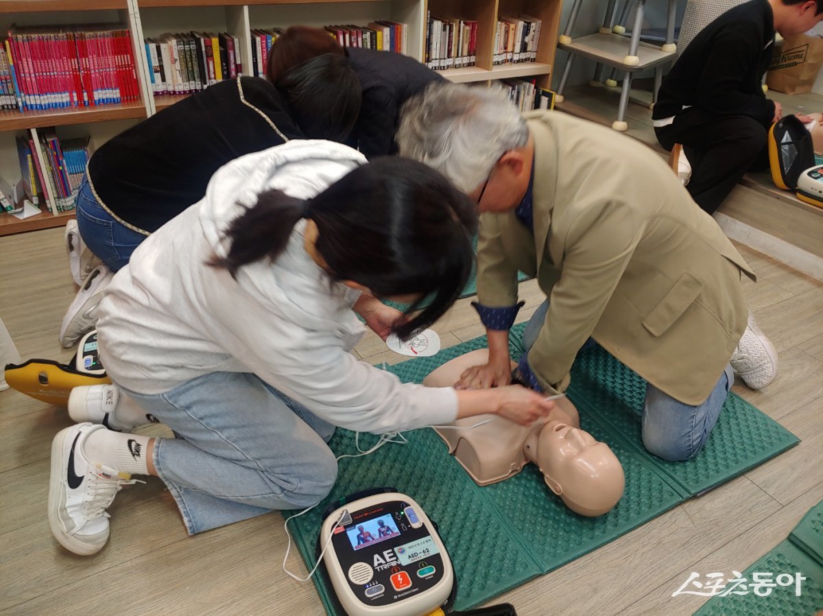 부흥사회복지관 직원 등은 심폐소생술을 실습했다. 사진제공|안양시