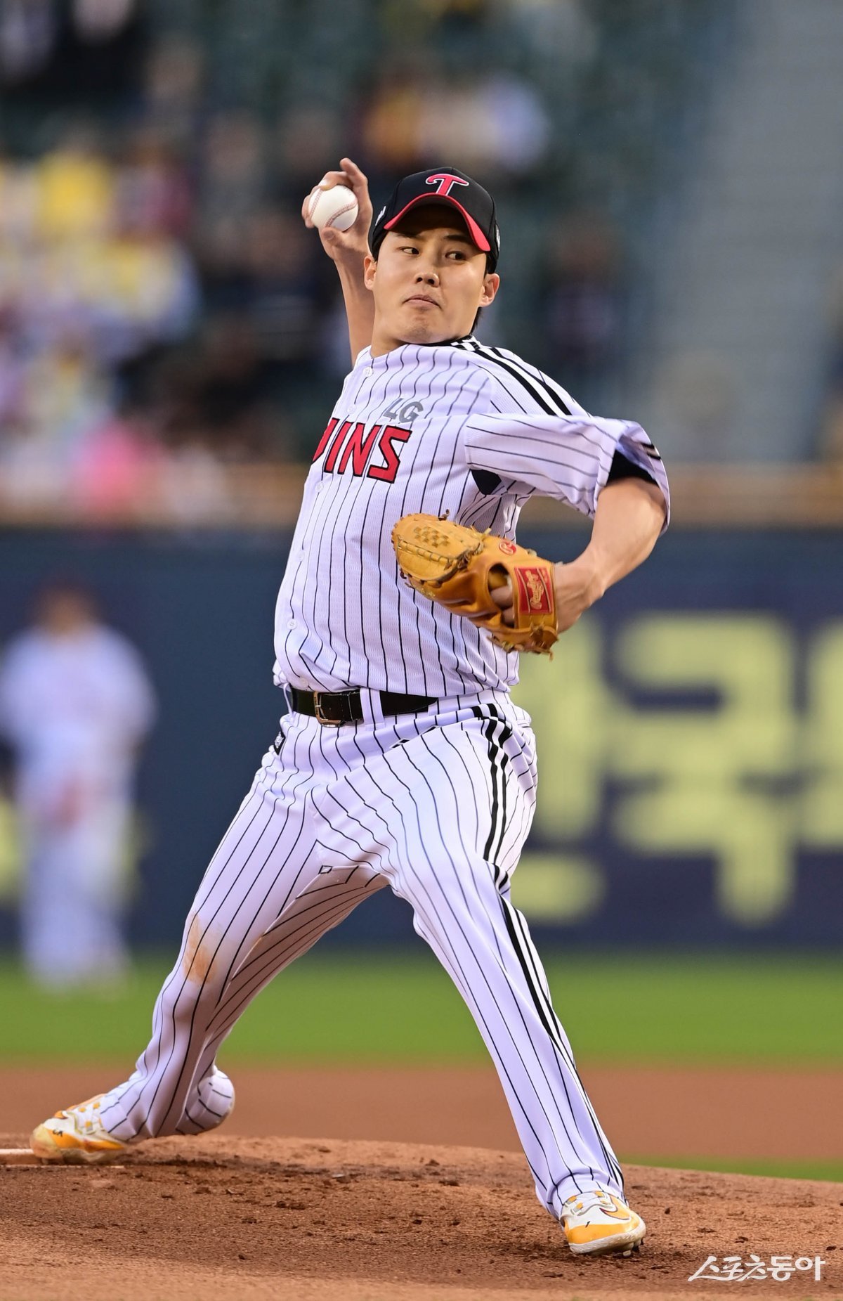 LG 임찬규는 올 시즌 초 팀의 국내 에이스를 넘어 진짜 에이스다운 활약을 펼치고 있다. 16일 잠실 삼성전에서도 6이닝 2실점의 호투로 4승째를 따내고 팀의 2연승을 이끌었다. 잠실｜주현희 기자 teth1147@donga.com