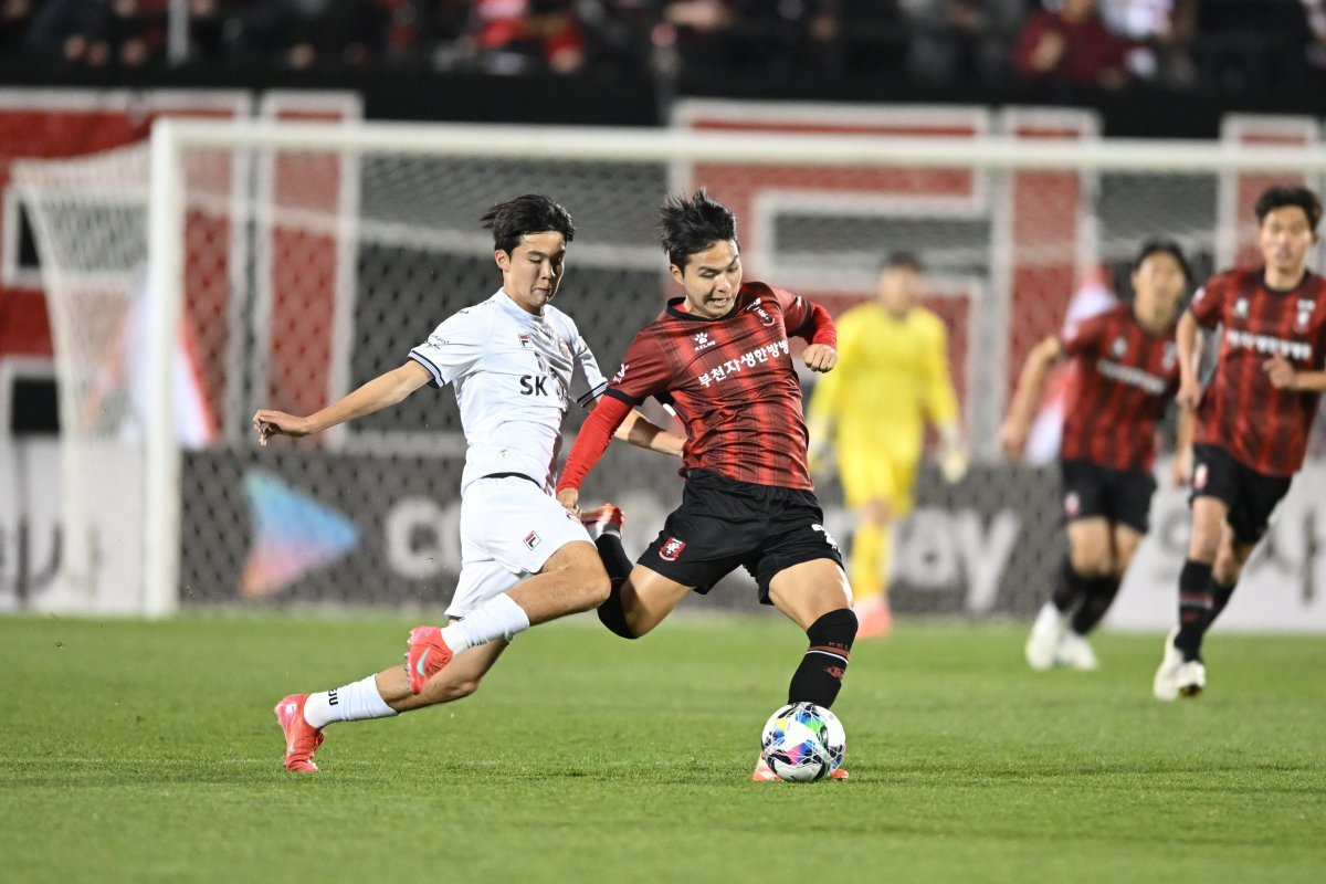 부천 김동현(가운데)이 16일 부천종합운동장에서 열린 제주와 ‘2025 하나은행 코리아컵’ 홈경기에서 김진호(왼쪽)를 등지고 패스를 시도하고 있다. 사진제공|부천FC